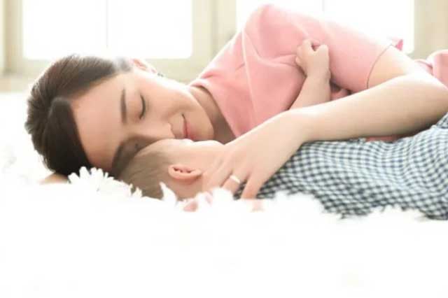 Ra phố thăm chị gái, tôi ngây người khi thấy chị bế đứa bé 2 tháng tuổi