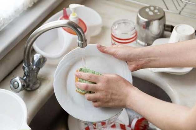 Đến nhà bạn trai ra mắt, tôi bất ngờ khi thấy bố anh rửa bát trong bếp