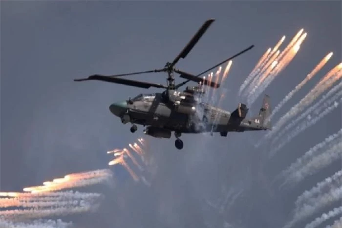 Trực thăng vũ trang Ka-52 của Nga thời gian gần đây đã liên tiếp phải hứng chịu các cuộc tấn công bằng tên lửa vác vai (MANPADS) trên chiến trường, nhưng nó vẫn bình an vô sự.