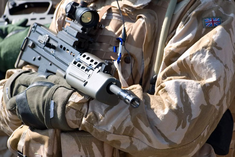 Quân đội Anh có thể từ bỏ các cấp bậc "quá nam tính"