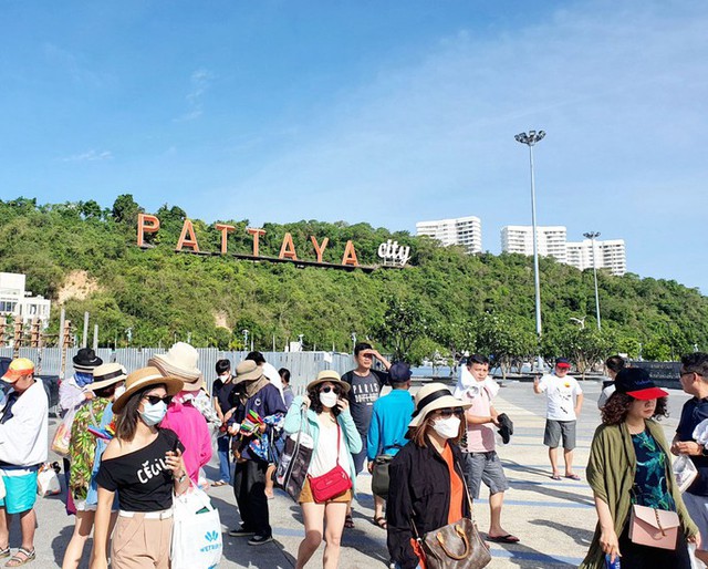 Khách Việt chuộng du lịch nước ngoài dịp hè