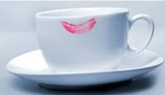 Mẹo đánh son lâu trôi và không sợ lem ra cốc khi uống nước