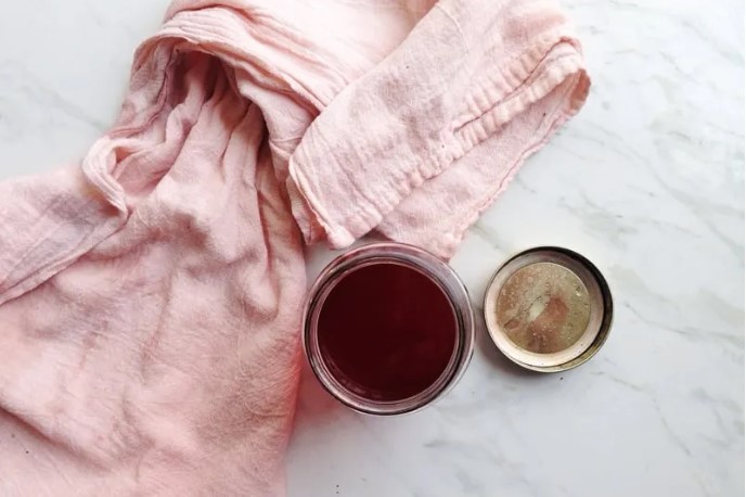 10 phút khéo léo bạn có thể nhuộm màu tự nhiên cho chiếc áo trắng cũ trở nên mới lạ