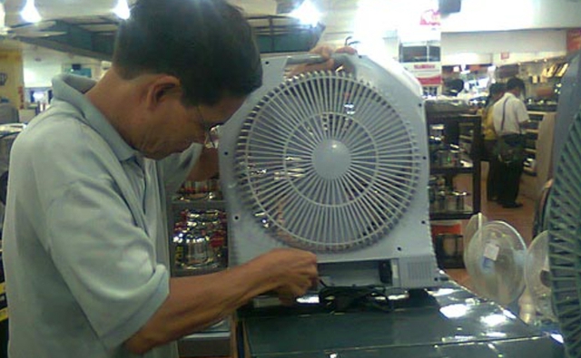 Quạt tích điện “sốt” theo nắng nóng, nguy cơ bị “thổi giá”