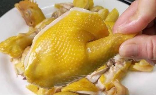 Thịt gà luộc bị đỏ không phải do chưa chín: Làm cách này là xử lý được ngay