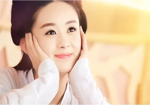 Các cụ nói: Đàn bà có giọng nói rin rít là người ”cắn cơm không vỡ, cắn tiền vỡ đôi”, vì sao vậy?