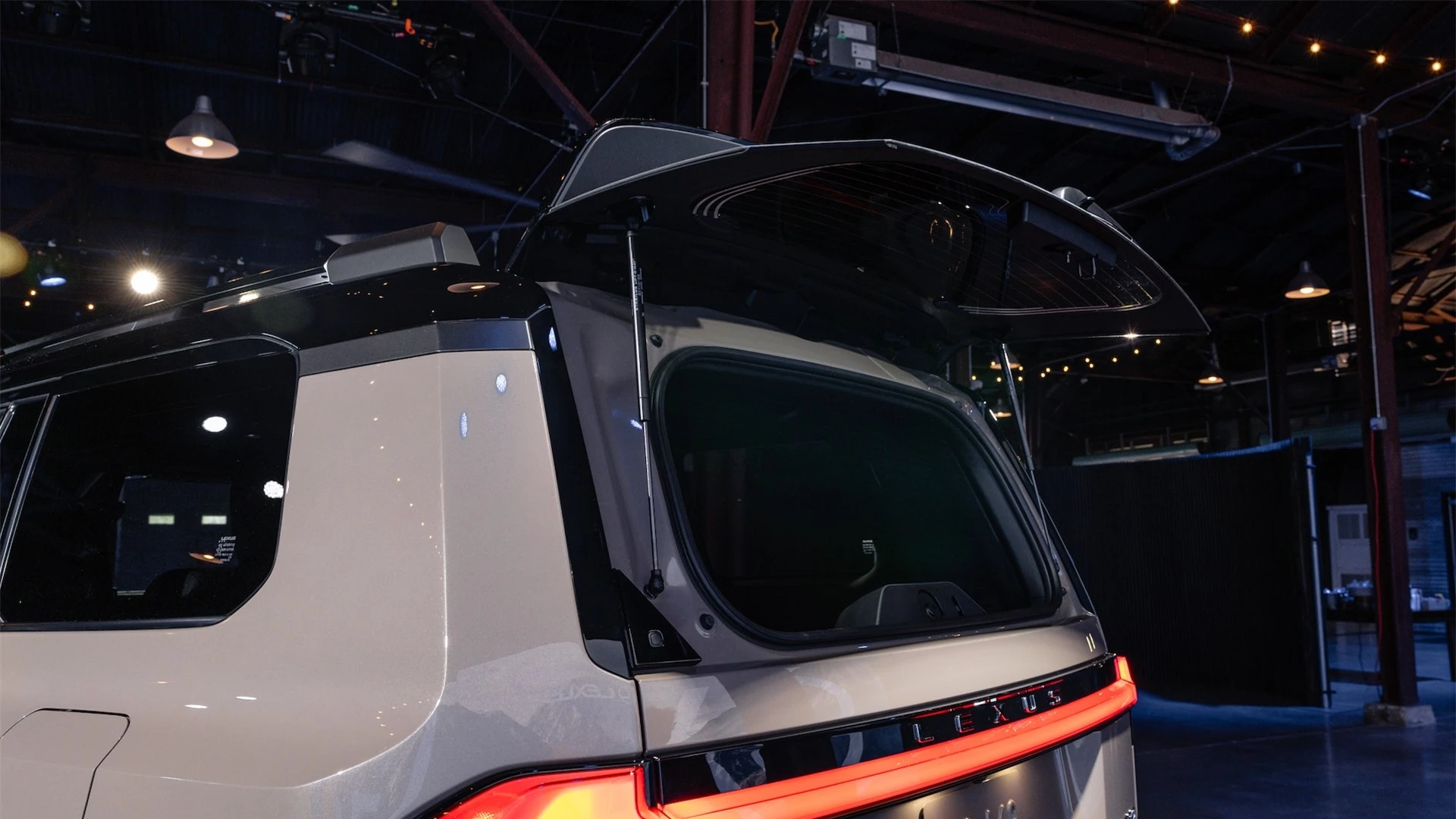 Hình ảnh thực tế Lexus GX 2024 vừa ra mắt: Khi xe đời mang phong cách Land Cruiser đời 70 - Ảnh 6.