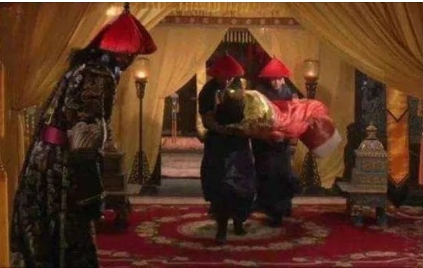 Hoàng đế thị tẩm: Ngoài thái giám còn cần 8 cung nữ, 16 tỳ nữ phục vụ: Vì sao vậy?