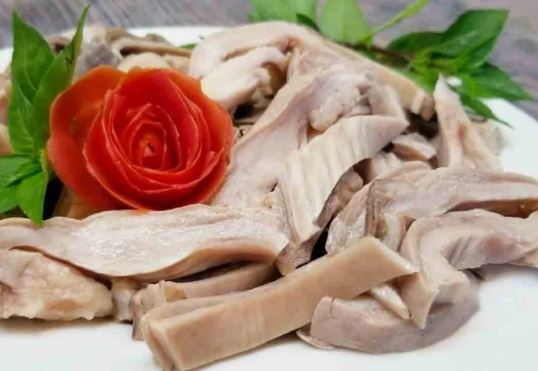 Không phải muối hay giấm, rửa dạ dày lợn với thứ này mới hết hôi, luộc lên trắng giòn sần sật