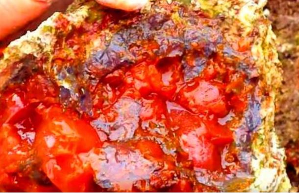 Công nhân đào được tảng đá màu đỏ như máu, chuyên gia: "Đây là báu vật"