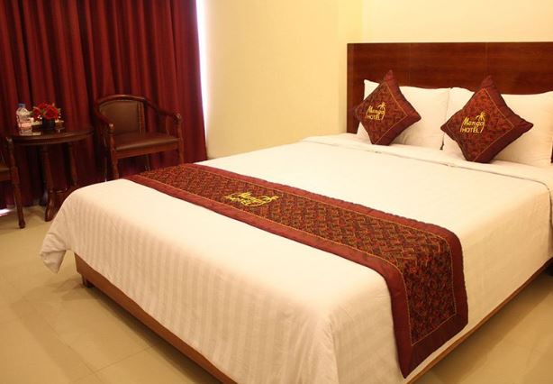 Tại sao khách sạn cũng có 1 mảnh vải trải ngang giường: 90% tưởng chỉ dùng trang trí không biết công dụng thật