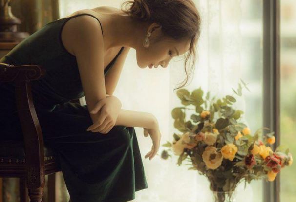 3 biểu hiện của người đàn bà có hôn nhân không hạnh phúc, dù cố giấu vẫn lộ