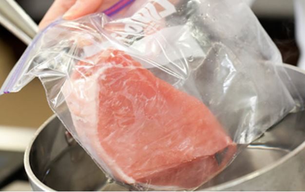 Rã đông thịt bằng nước lạnh là dại: Chuyên gia chia sẻ cách rã đông siêu nhanh không mất chất dinh dưỡng
