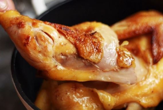 Ướp thịt gà với thứ này rồi thả vào nồi cơm điện, 30 phút sau có ngay món ngon thơm nức