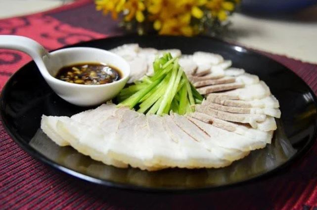 Luộc thịt lợn xong nhớ làm thêm một bước, thịt trắng hồng, thơm mềm, không sợ khô hoặc dính vào nhau khi thái