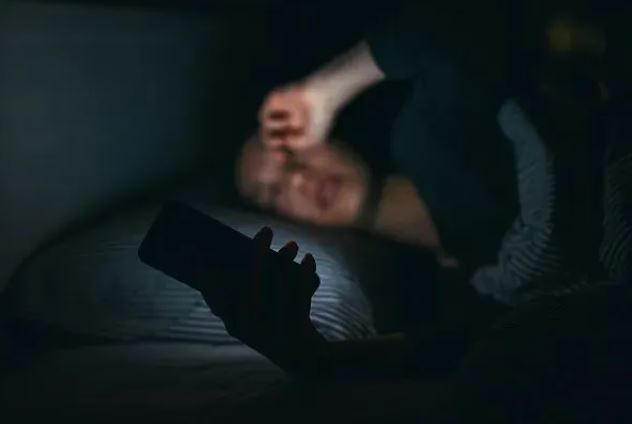 6 thói quen làm bạn già xấu nhanh chóng mà nhiều người mắc phải hàng ngày