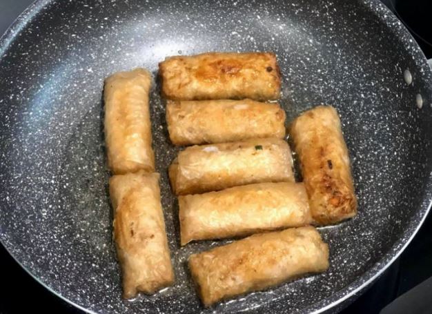 Muốn trữ đông nem, cứ làm theo cách này: Để cả tháng không nát, rán lại giòn nguyên như mới