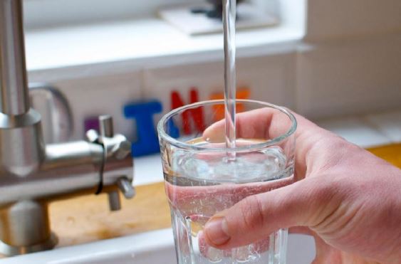 4 kiểu uống nước âm thầm phá hủy thận: Số 1 nhiều người mắc phải