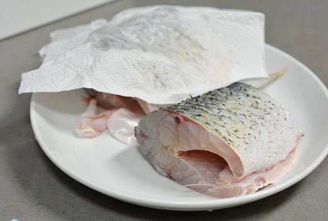 Rán cá đừng chỉ dùng dầu ăn: Thêm 1 thìa này vào chảo, cá vàng giòn, không lo bắn dầu