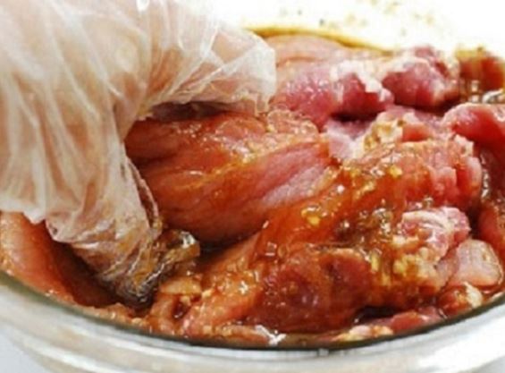 Ướp thịt chỉ bỏ muối hay đường thôi chưa đủ: Làm theo cách này giúp thịt mềm, đậm vị ăn không ngán