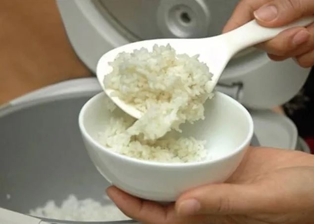 Vì sao các cụ dặn tuyệt đối không được xới cơm 1 lần?