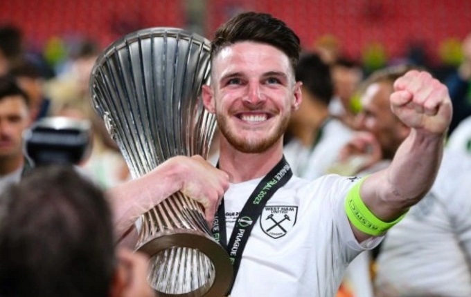 HLV Erik ten Hag "điên tiết" với BLĐ M.U vì Declan Rice