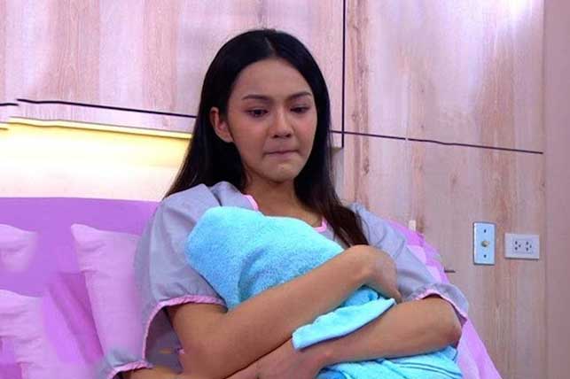 Cuống cuồng vì con sốt, mẹ chồng còn mắng một câu khiến tôi uất ức bật khóc