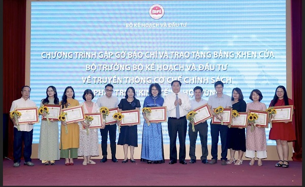 50 tập thể, cá nhân nhận bằng khen của Bộ Kế hoạch và Đầu tư về truyền thông phát triển kinh tế - xã hội