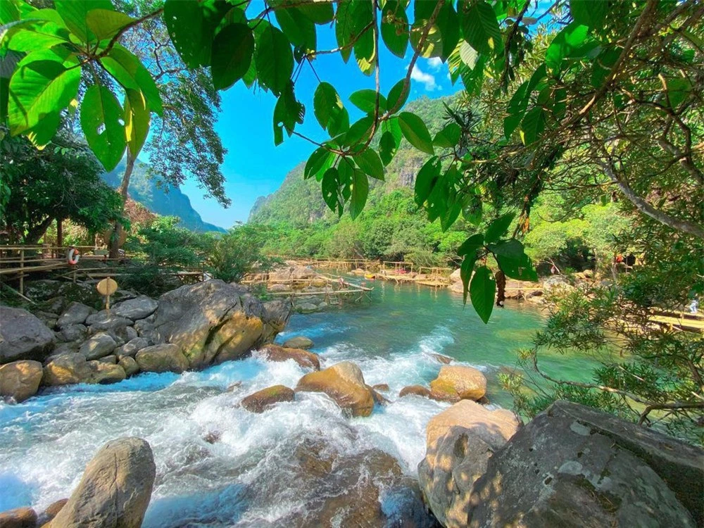 Có một “dòng suối ngọc bích” ở Quảng Bình, nước mát hơn bình thường, bắt nguồn từ tầng địa chất triệu năm tuổi - Ảnh 1.
