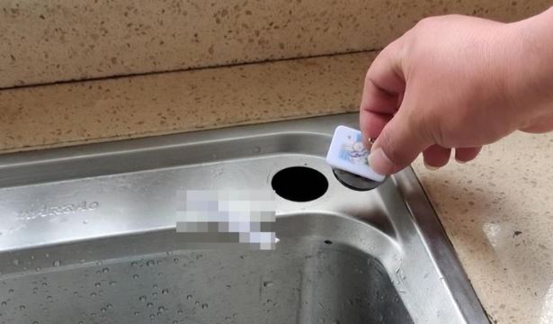 Bồn rửa bát có 1 lỗ nhỏ ở góc, tưởng vô dụng hóa ra có chức năng thú vị, rất nhiều người chưa biết