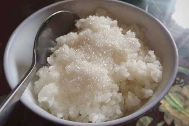 Cơm trộn đường: Món ăn kinh điển đong đầy ký ức tuổi thơ của thế hệ 7X-8X