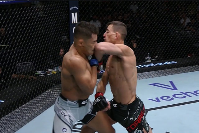 Võ sĩ Mexico tung đòn chỏ cực mạnh khiến đối thủ bất tỉnh