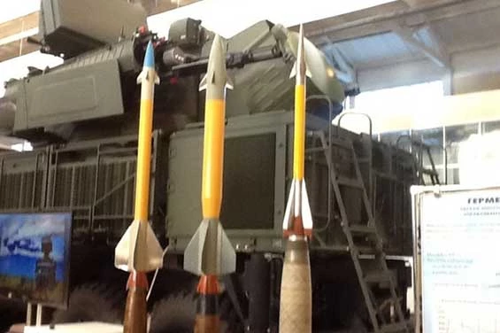 Tên lửa Hermes (giữa) bên cạnh hai phiên bản tên lửa của tổ hợp phòng không Pantsir.Ảnh: KBP. 