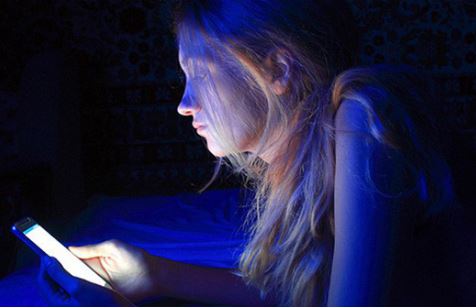 Tác hại của ánh sáng xanh đến sức khỏe đôi mắt và làn da