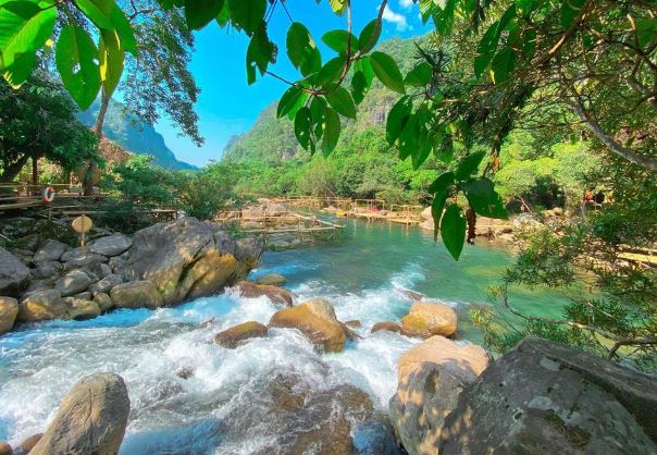 Có một “dòng suối ngọc bích” ở Quảng Bình, nước mát hơn bình thường, bắt nguồn từ tầng địa chất triệu năm tuổi