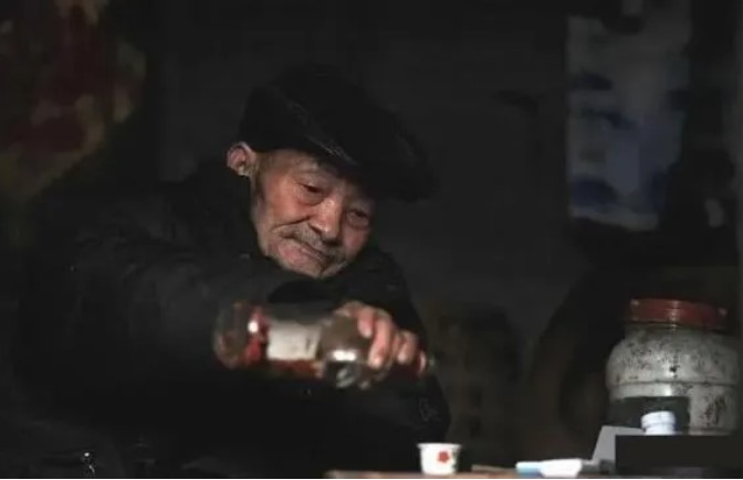 Các cụ dạy rằng: ‘Người qua 60, hai không đụng, hai không giao’, có nghĩa là gì?