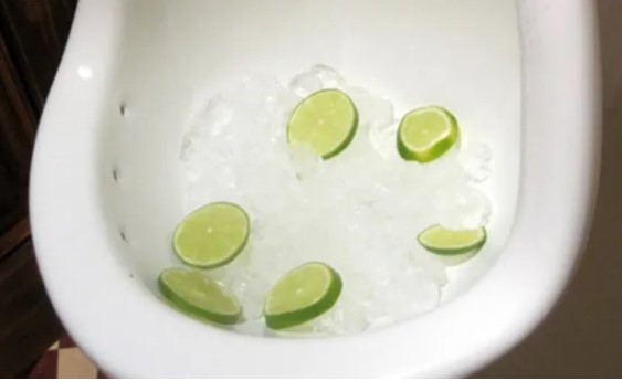 Đổ đá lạnh vào bồn cầu, việc làm tưởng “vô tri” nhưng lại mang đến rất nhiều công dụng