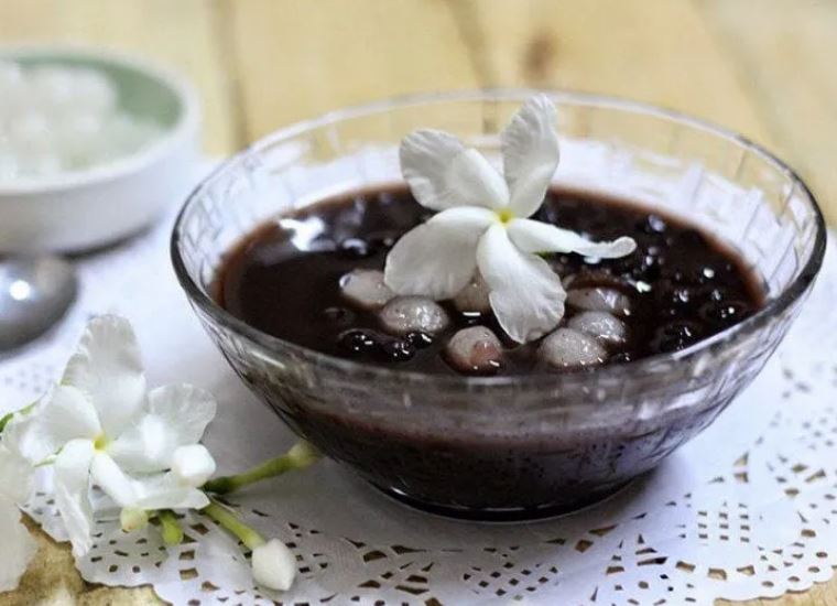 Nấu chè đỗ đen đừng cho nguyên nước lạnh: Thêm thứ này chè bở tơi, tiết kiệm thời gian