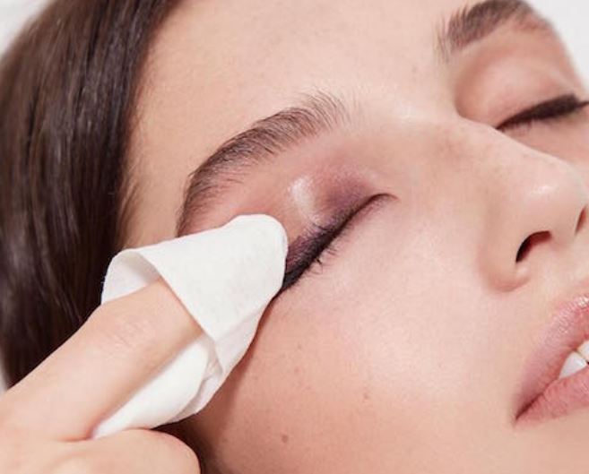 Đừng để làn da phải “kêu cứu” khi gặp phải loạt điều này chỉ vì thói quen đi ngủ cùng lớp trang điểm