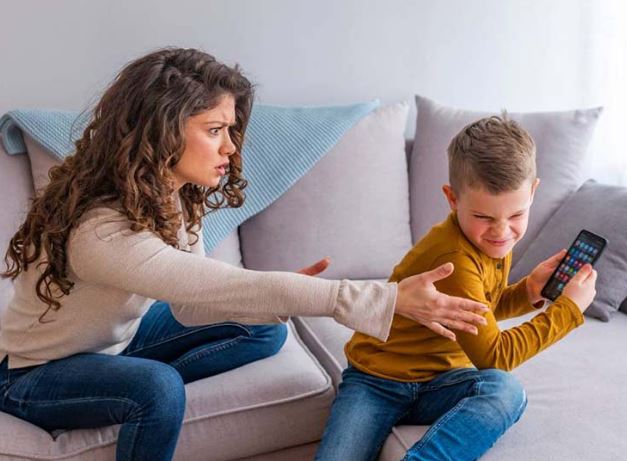 4 dấu hiệu trẻ ‘nghiện’ điện thoại rất nặng, cha mẹ nên lưu ý