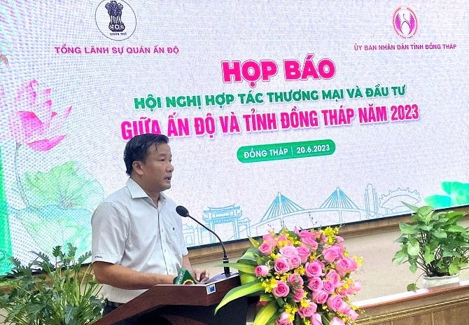 Phó chủ Tịch UBND tỉnh Đồng Tháp Nguyễn Phước Thiện phát biểu tại buổi họp báo.