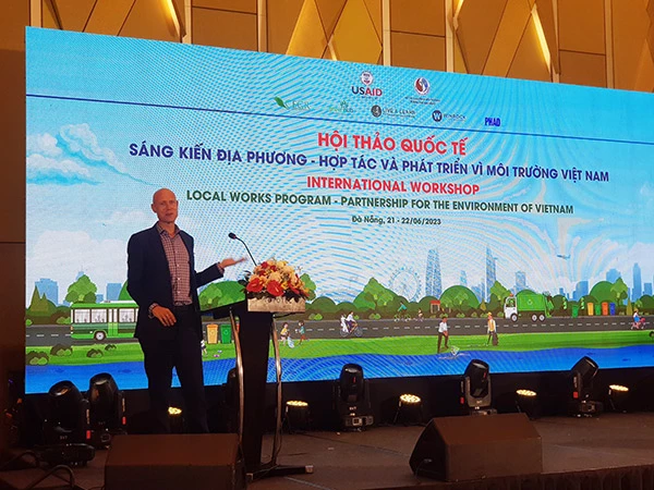 Ông Bradley Bessire - Phó Giám đốc USAID Việt Nam phát biểu tại hội thảo