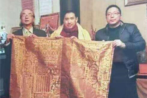 Dùng 300 triệu mua áo cà-sa cũ nát, người đàn ông choáng váng trước bí mật ẩn giấu bên trong và duyên số hiếm có với hoàng tộc