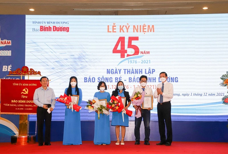 Đong đầy cảm xúc khi lần đầu được nhận giải thưởng báo chí. (Ảnh: Báo Bình Dương)