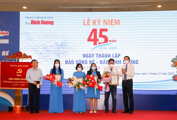 Đong đầy cảm xúc lần đầu nhận giải thưởng báo chí