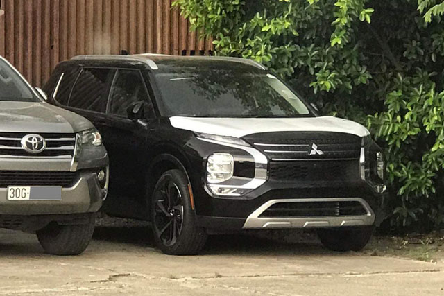 Mitsubishi Outlander 2023 lần đầu xuất hiện ở Việt Nam: Khác hoàn toàn đời cũ, vòm bánh xe tiết lộ xuất xứ