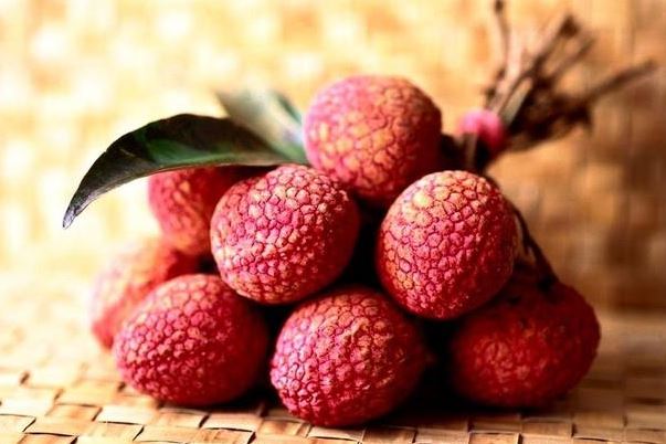 Ăn vải xong đừng vội vứt vỏ, chỉ cần làm thêm 1 thao tác, nhận ngay nhiều lợi ích bất ngờ cho cuộc sống