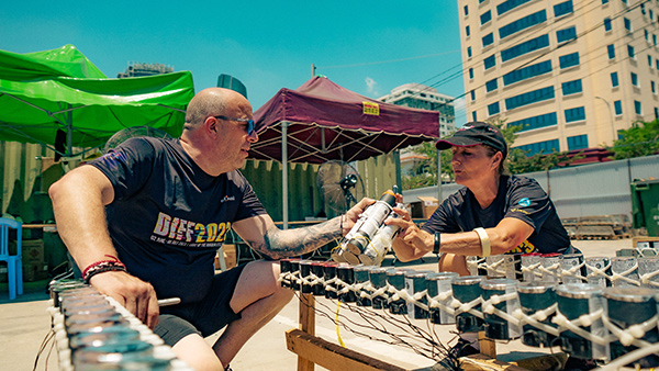 “Rồng pháo hoa” Ba Lan đấu với “Thắp sáng thế giới” của Anh trên sông Hàn