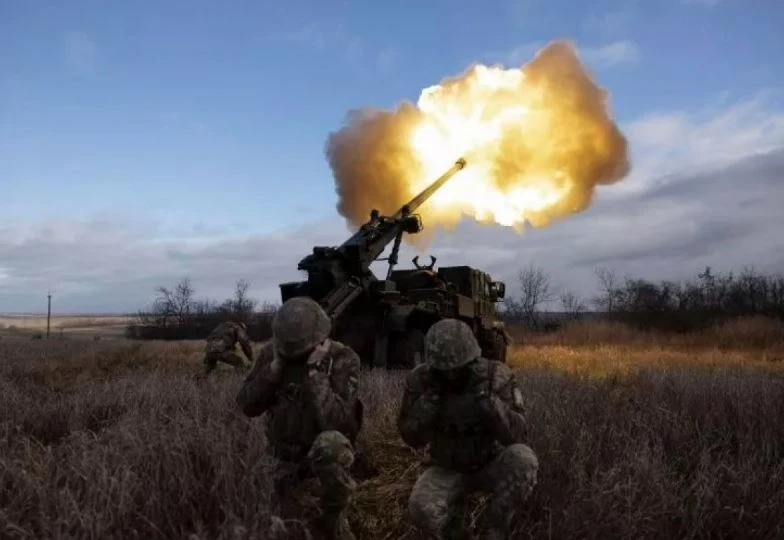 Binh lính Ukraine khai hỏa lựu pháo tự hành CAESAR ở phía Đông Ukraine ngày 28/12/2022. Ảnh: AFP.