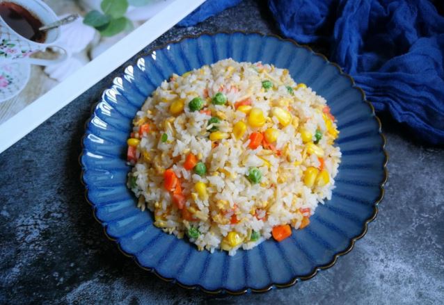 Rang cơm nên cho trứng hay chiên cơm trước? Nhớ mẹo này hạt cơm mềm dẻo, trong veo